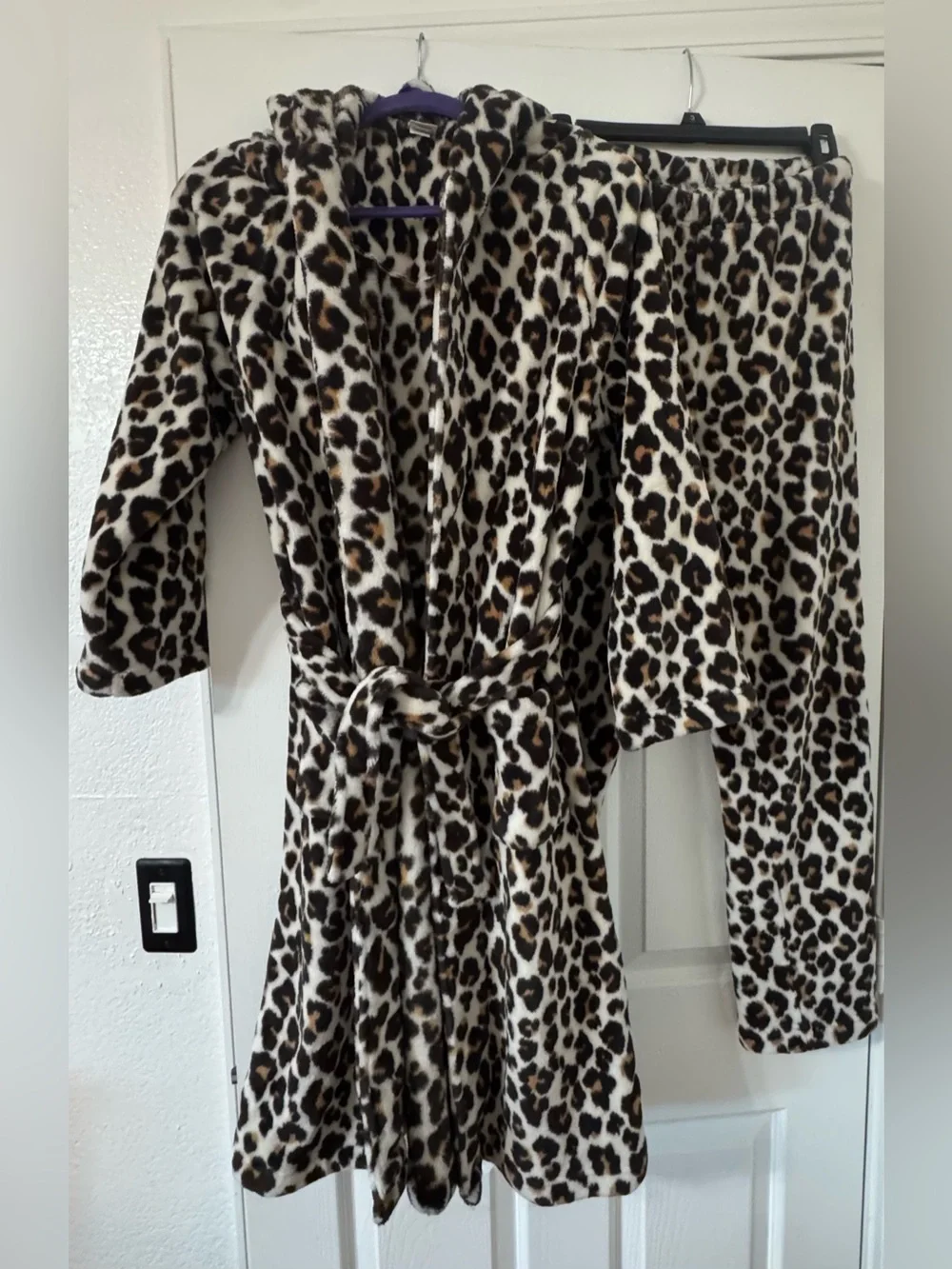 Tucker + Tate Leopard Print Fleece Robe & Pajama Pants - White, Black, Brown